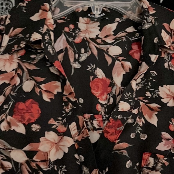 EXPRESS  Blouse Floral Pattern w/Convertible sleeves Sz Medium - Picture 2 of 3
